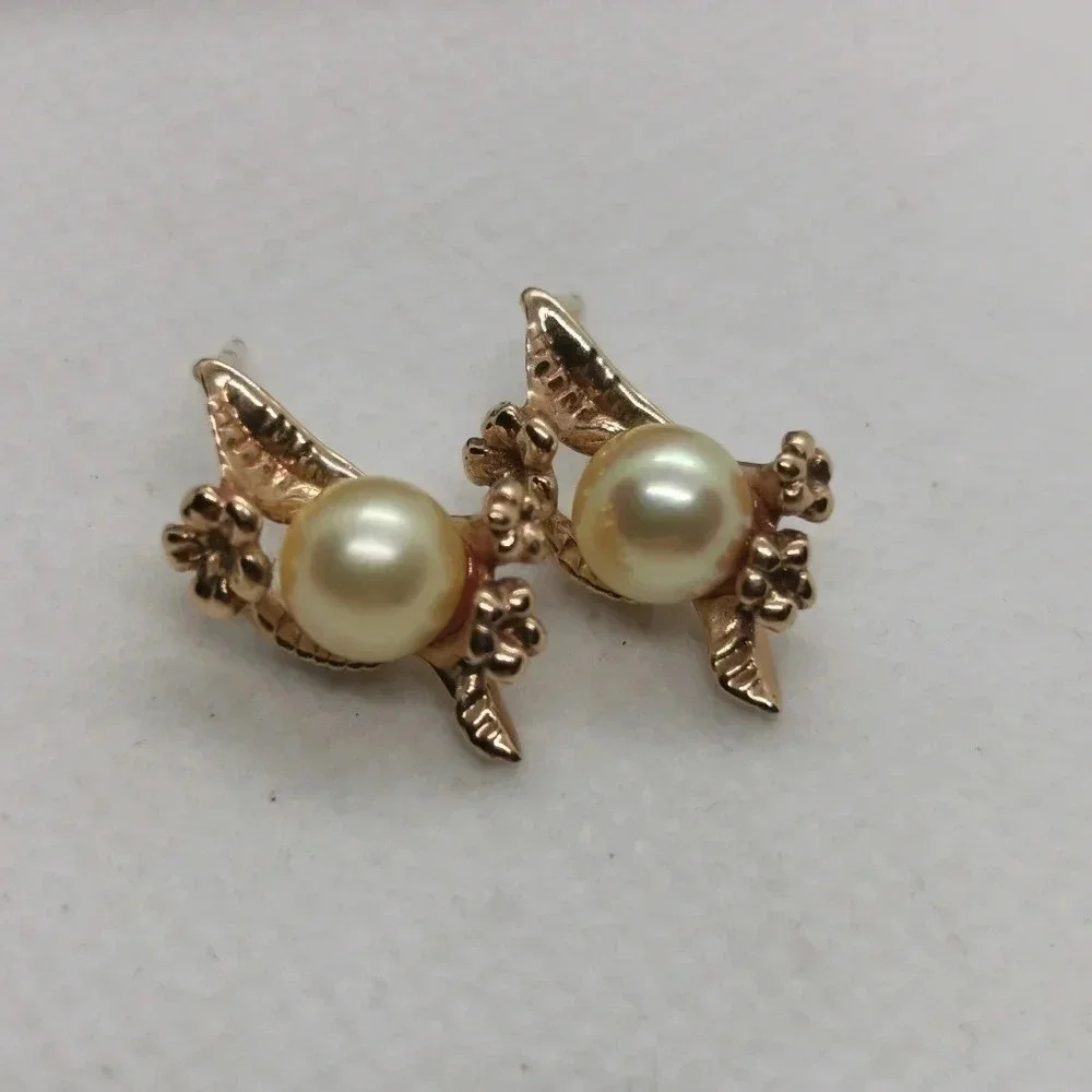 Natural pearl 10k studs